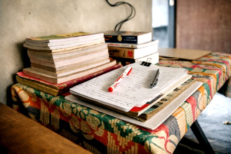 Comment couvrir un livre scolaire : la méthode simple qui tient toute l&rsquo;année